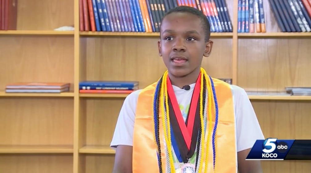 चार डिप्लोमा।  दर्जनों प्रमाणपत्र और पुरस्कार।  और अब, 13 वर्षीय एलिय्याह मुहम्मद के परिवार का कहना है कि वह कंप्यूटर विज्ञान और साइबर सुरक्षा में डिग्री के साथ कॉलेज स्नातक करने वाला सबसे कम उम्र का अफ्रीकी अमेरिकी है।