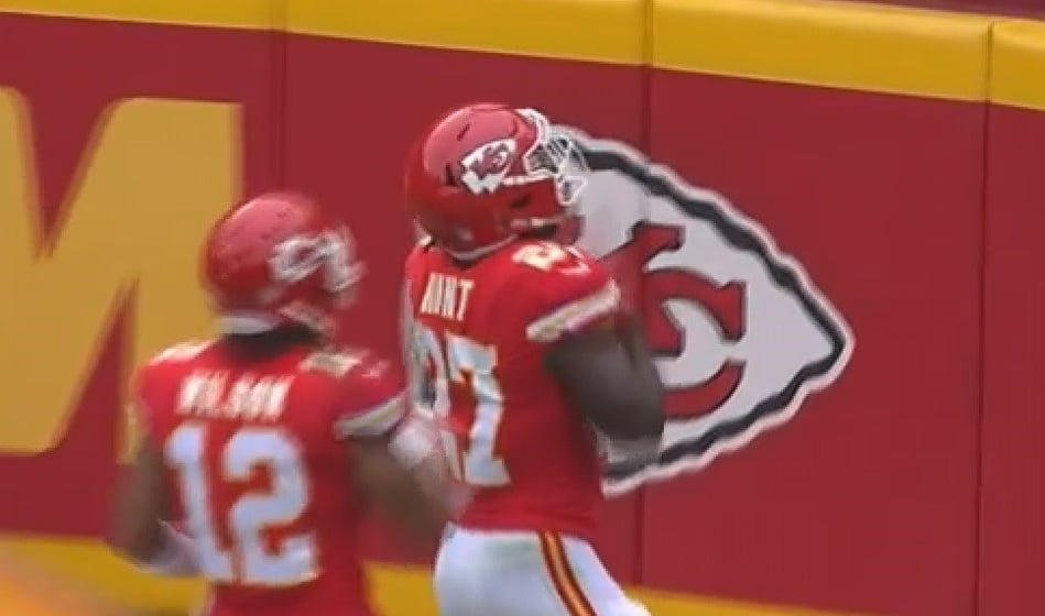 Hunt scores 2 TDs as Chiefs hold on to beat Eagles 27-20