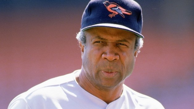 Baseball hall-of-famer, 1st black manager Frank Robinson dead at