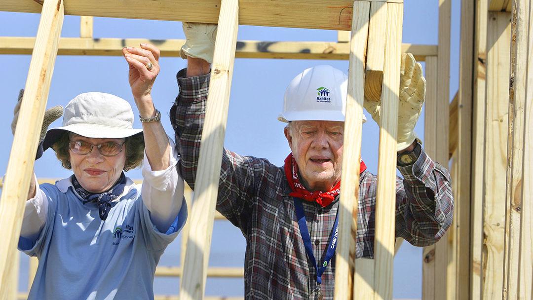 Even after breaking hip, Jimmy Carter returns to build homes with