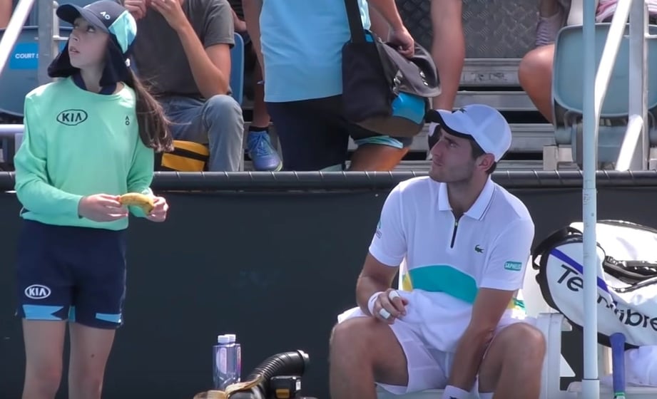 Natura hav det sjovt Barbermaskine Tennis player Elliot Benchetrit told off by umpire for asking ba - KAKE