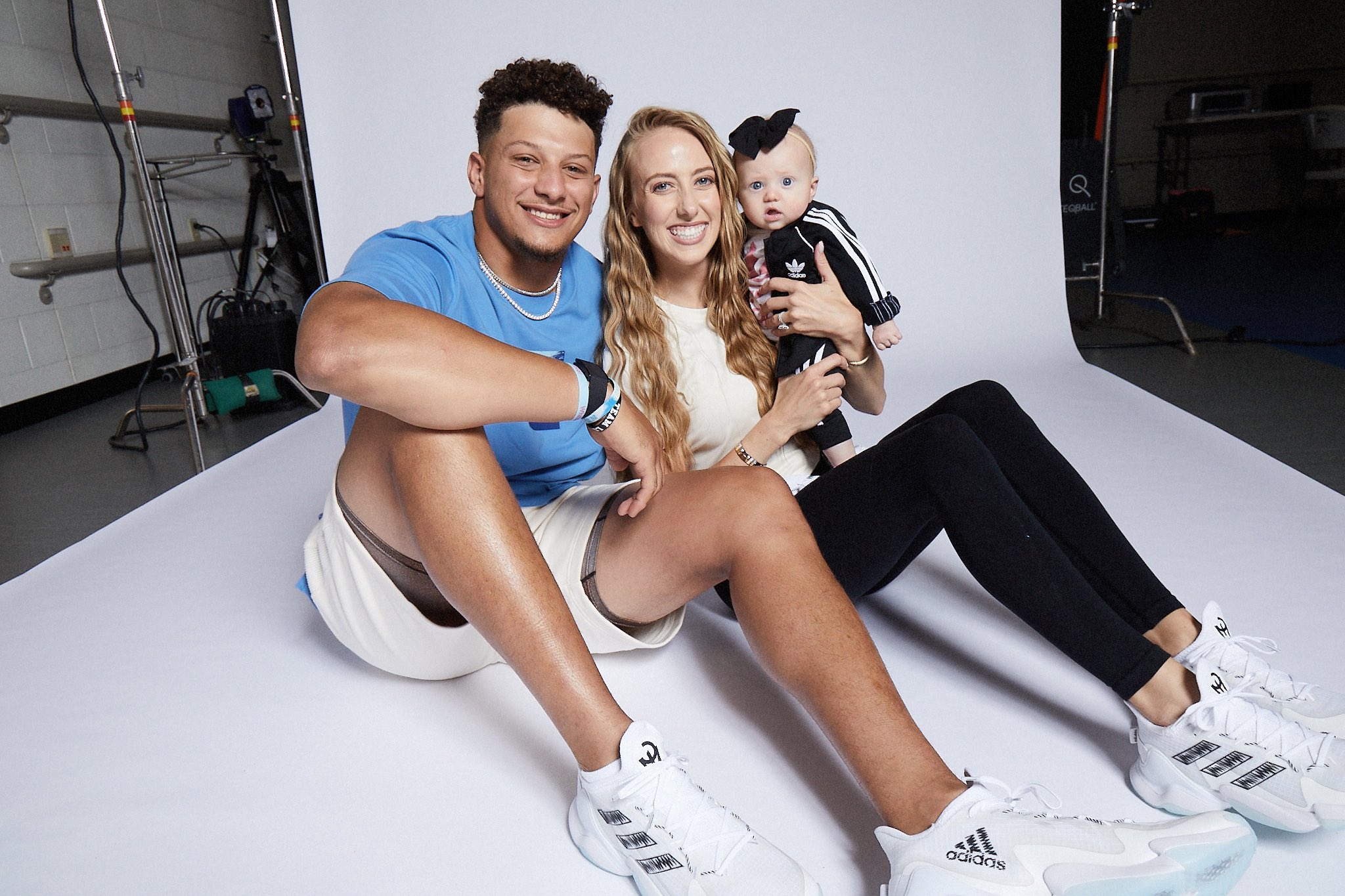 "Hello World!" Patrick Mahomes introduces baby girl - KAKE