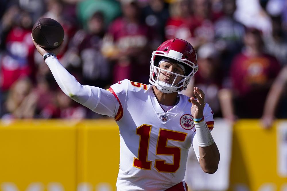 Mahomes' 5 TD passes lead Chiefs past Raiders 41-14