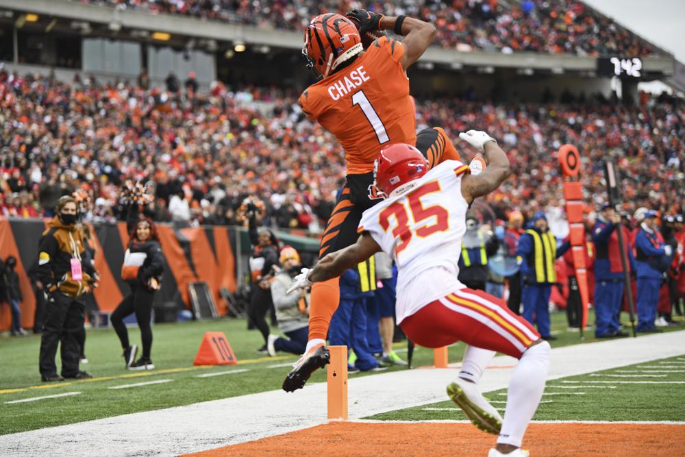 Patrick Mahomes' airborne touchdown gives Chiefs lead over Bengals (Video)