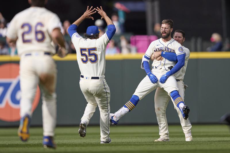 Mariners' Jesse Winker makes play-by-play debut and immediately retires