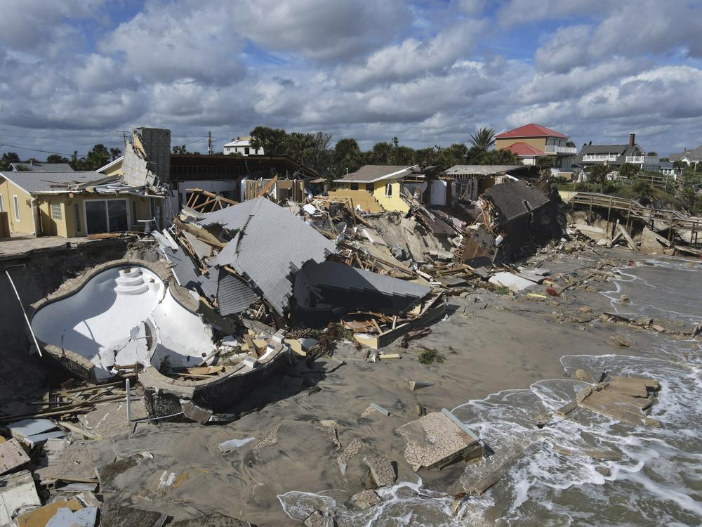 Patrick Mahomes' mother tries to take cover from tornado at fast food  restaurant