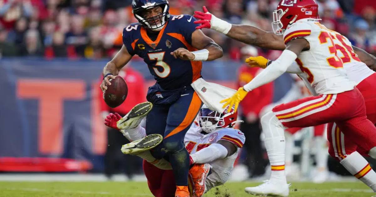 Broncos QB Russell Wilson exits game vs. Chiefs with possible head injury