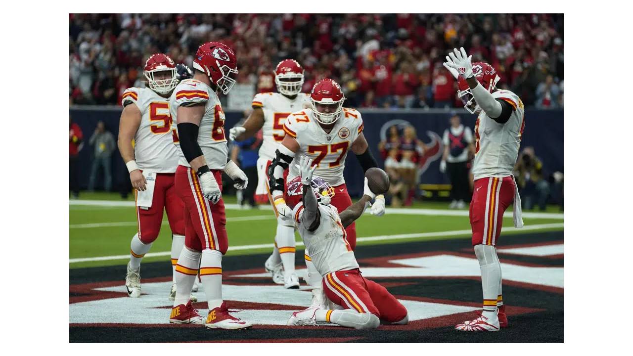 Houston, USA. 18th Dec, 2022. Kansas City Chiefs JERICK MCKINNON (1) runs  for a touchdown in the first half during the game between the Kansas City  Chiefs and the Houston Texans in