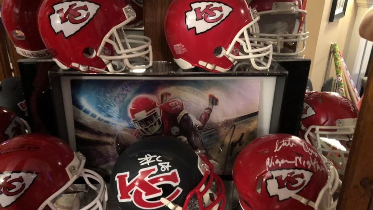 Chiefs offer fans a sneak peek of their Super Bowl jersey