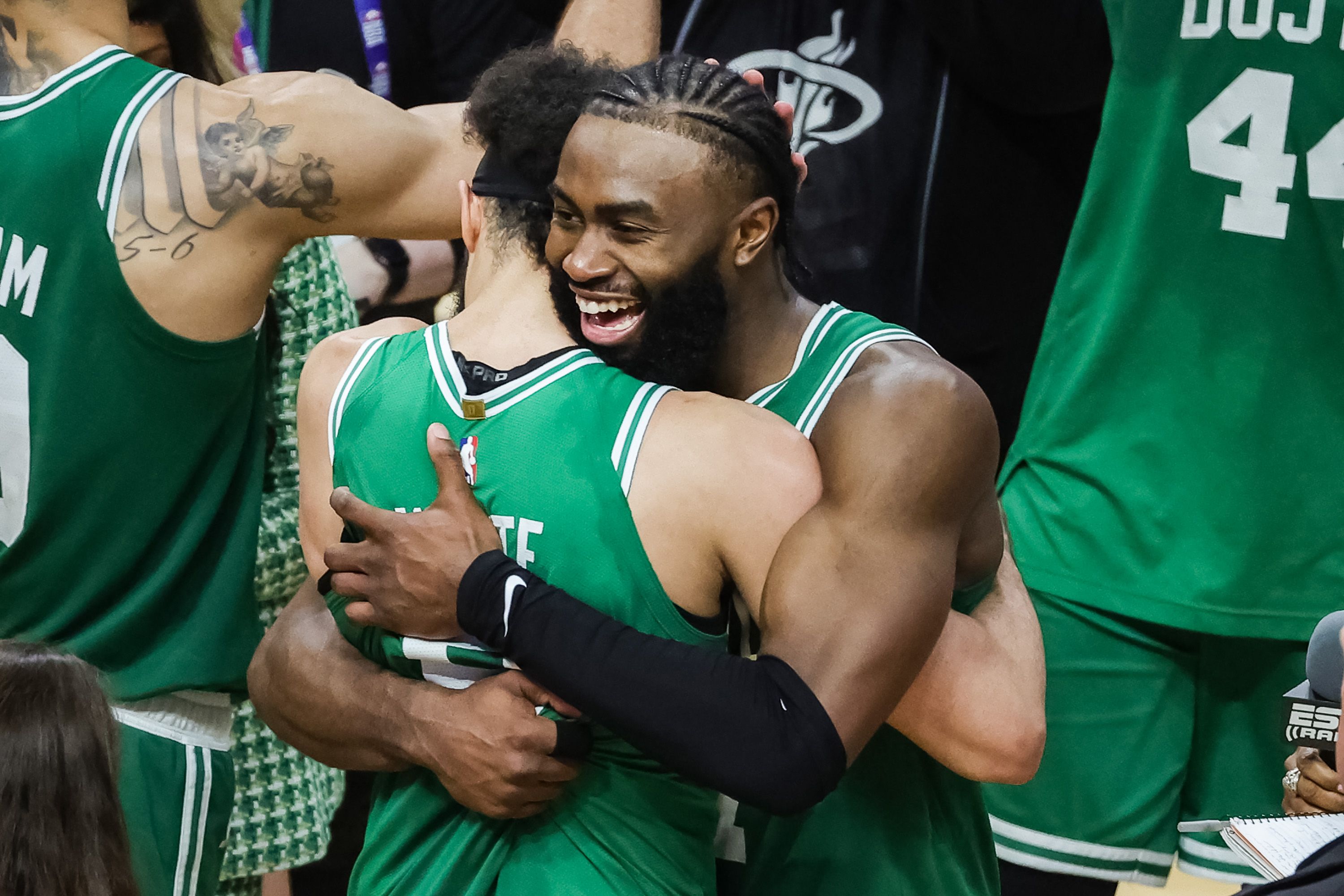 PHOTO: Chubby child Tom Brady offers Celtics his support