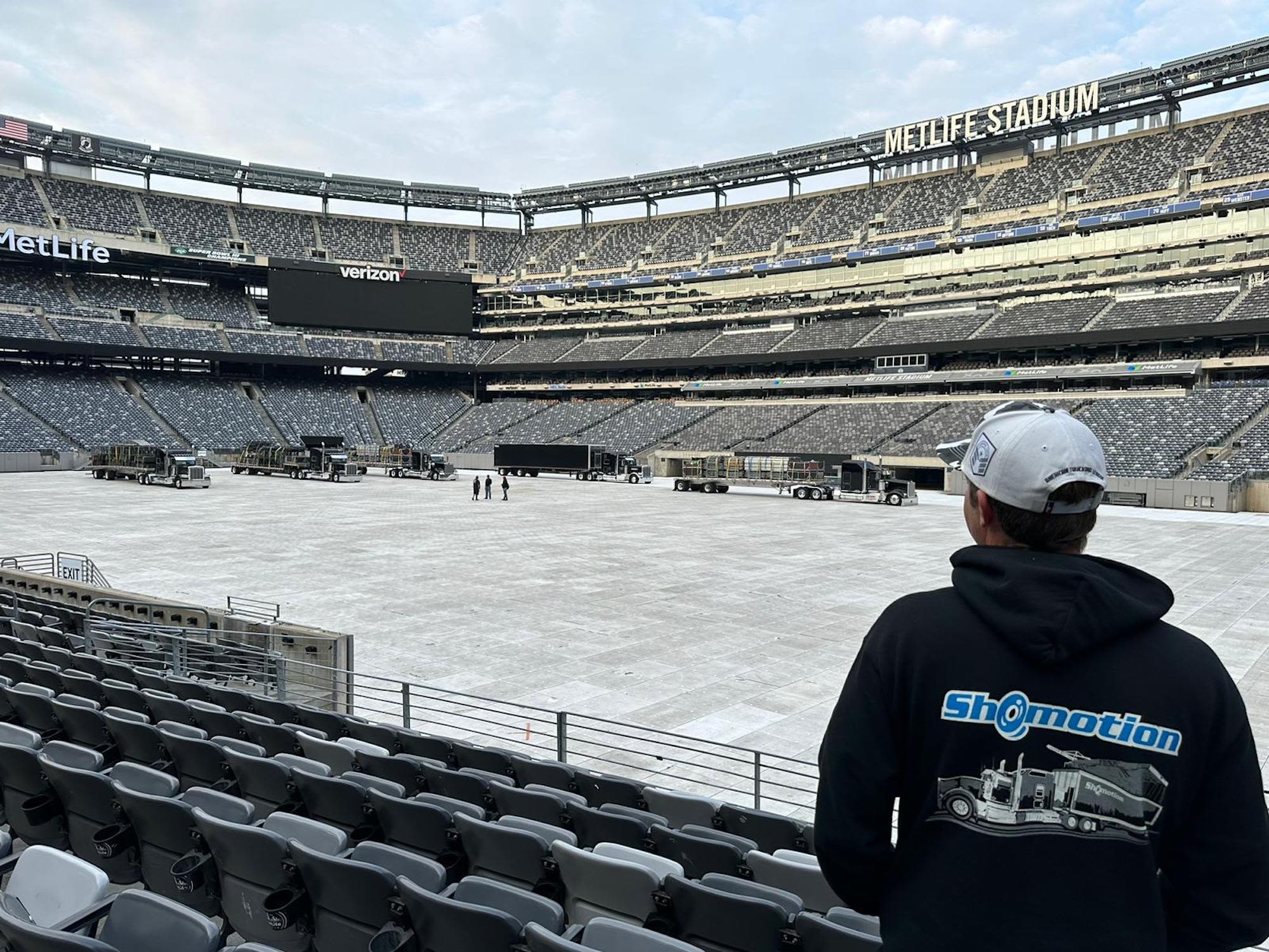 Taylor Swift Ad Met With Boos At MetLife Stadium During 'Monday