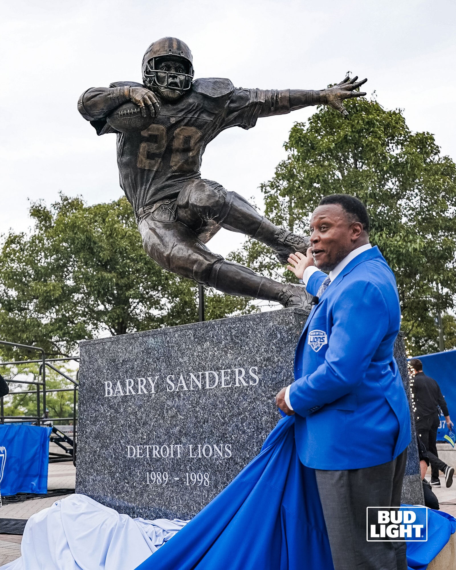 Detroit Lions unveil statue of Barry Sanders at Ford Field