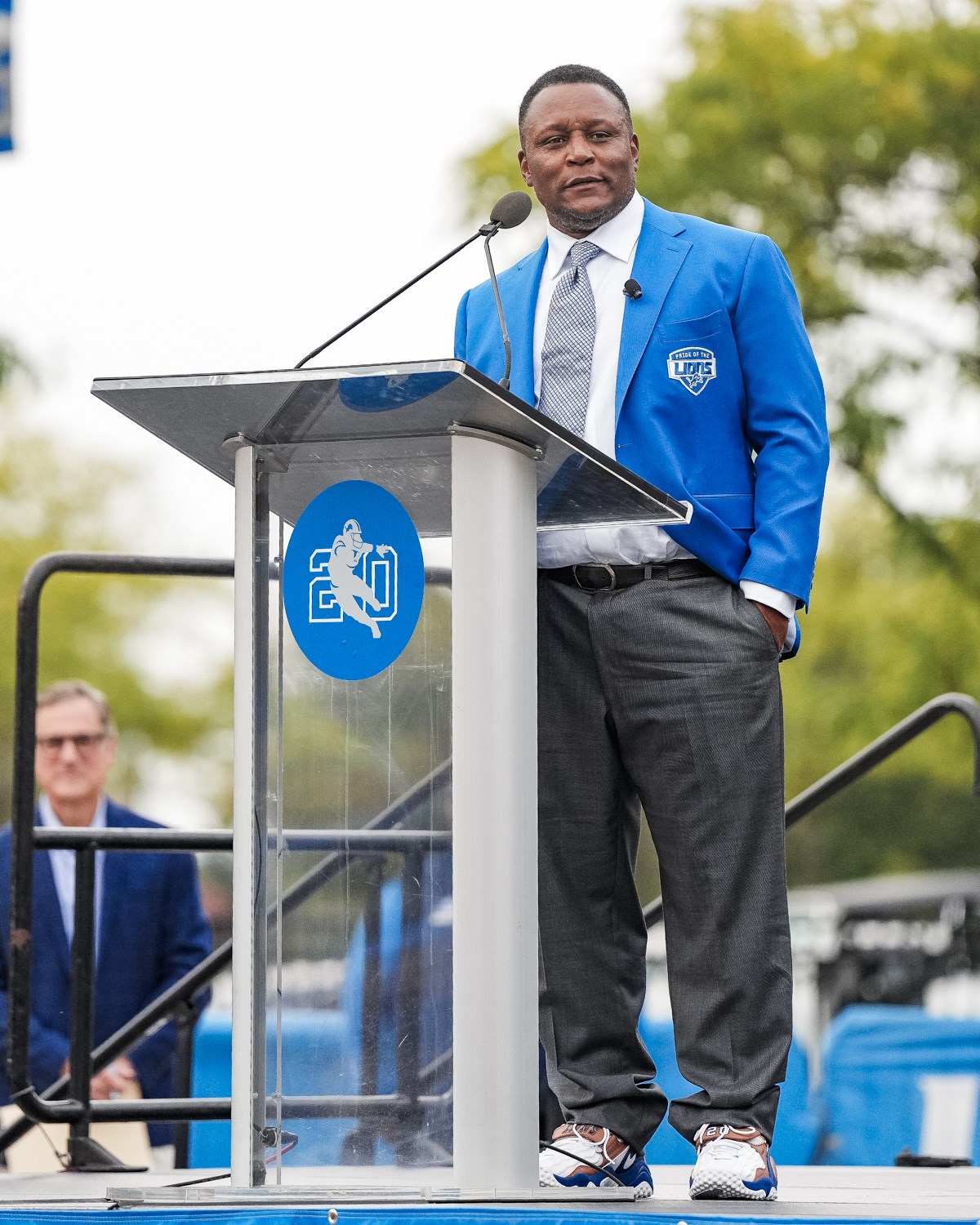 Statue of Lions legend Barry Sanders unveiled at Ford Field