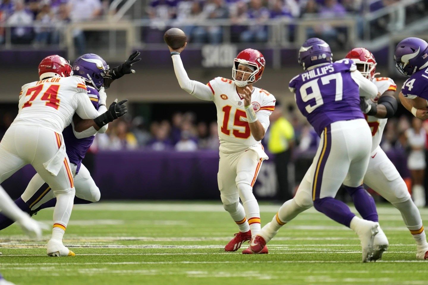 Patrick Mahomes, Chiefs outlast Vikings 2720; Travis Kelce catches TD pass after hurting ankle