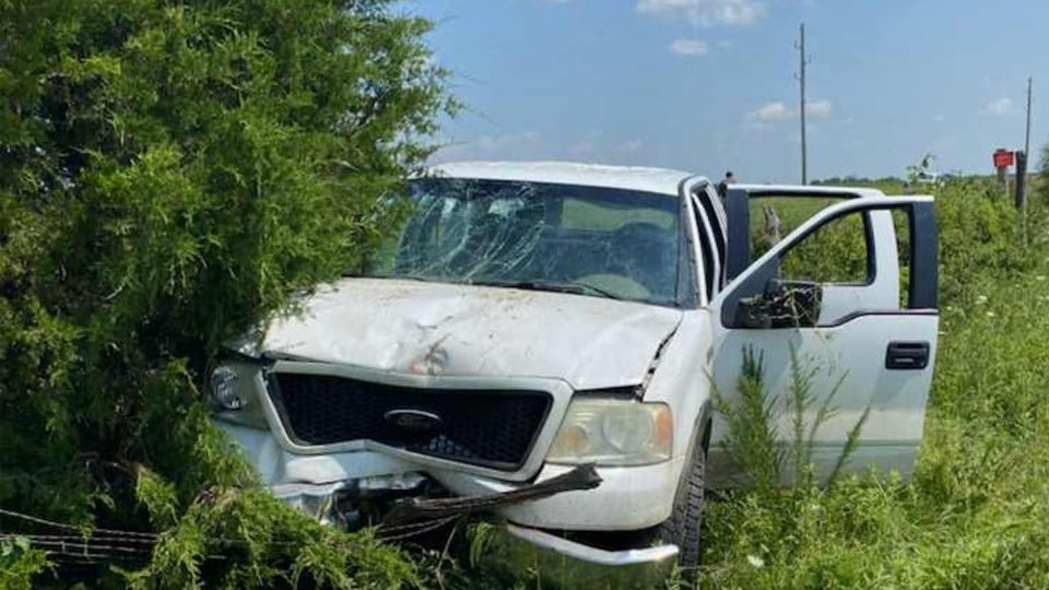 Kansas driver arrested for DUI after reaching for piece of chicken, crashing